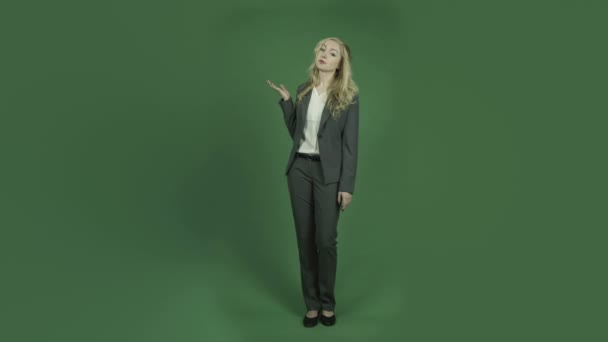 Businesswoman pointing and presenting — Stock Video