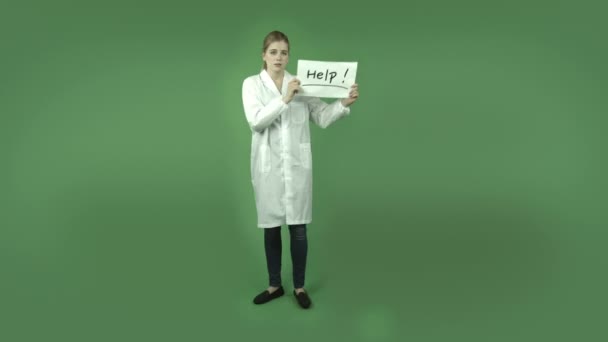 Gadis dalam jas lab membutuhkan bantuan dengan tanda — Stok Video