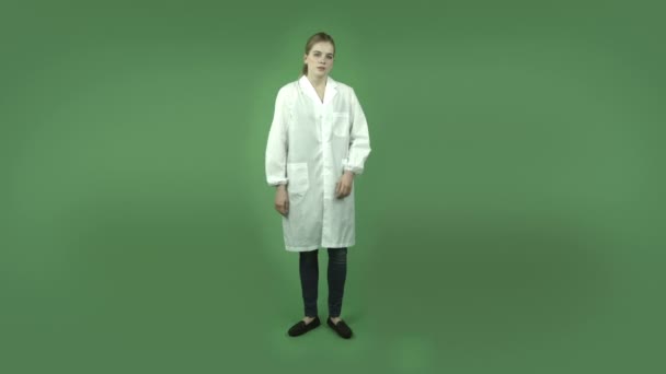 Meisje dragen een laboratoriumjas is boos — Stockvideo