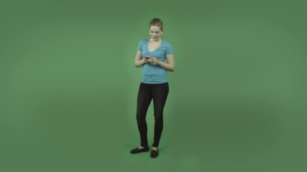 Příležitostná dívka poslat sms — Stock video