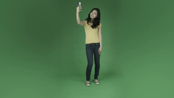 Mujer casual tomando una selfie — Vídeo de stock