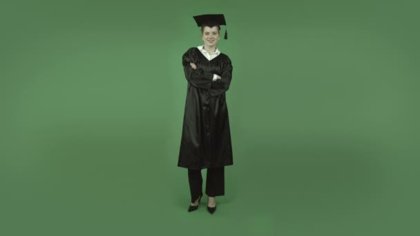 Graduado estudante de pé confiante — Vídeo de Stock