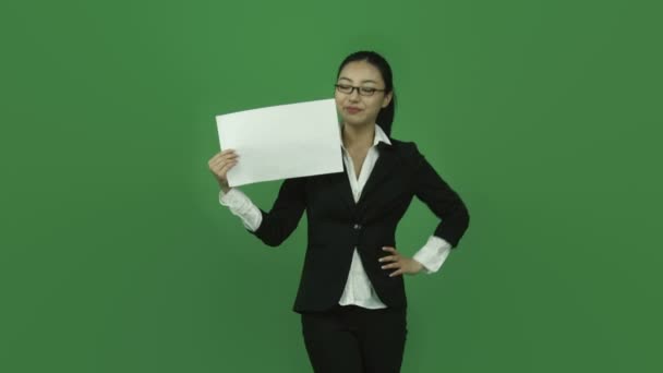 Mujer de negocios con signo en blanco — Vídeo de stock