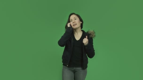 Chica de chaqueta hablando en el teléfono celular — Vídeos de Stock