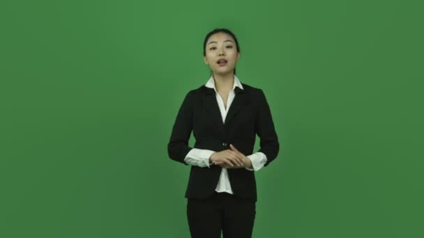 Woman presenting and pointing — Stock Video