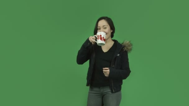 Dívka v lásce na přestávka na kávu — Stock video