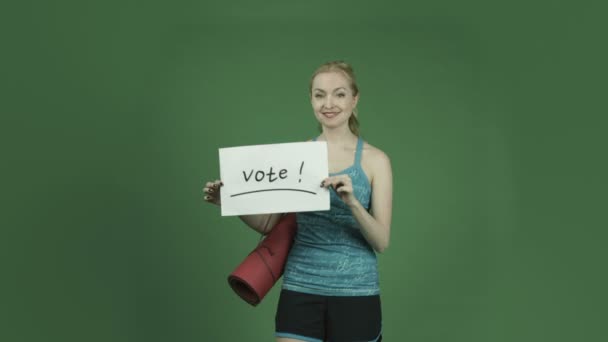 Mujer con voto electoral signo — Vídeo de stock