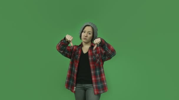 Příležitostná dívka naštvaný palec dolů znamení — Stock video