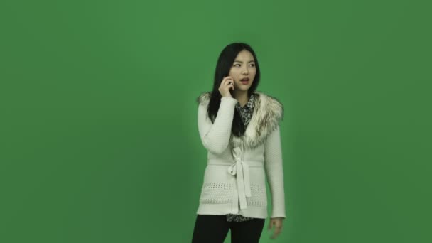 Asiatico ragazza sconvolto parlando su cell phone — Video Stock