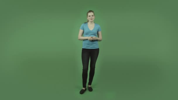 Attraktiv afslappet pige præsenterer – Stock-video