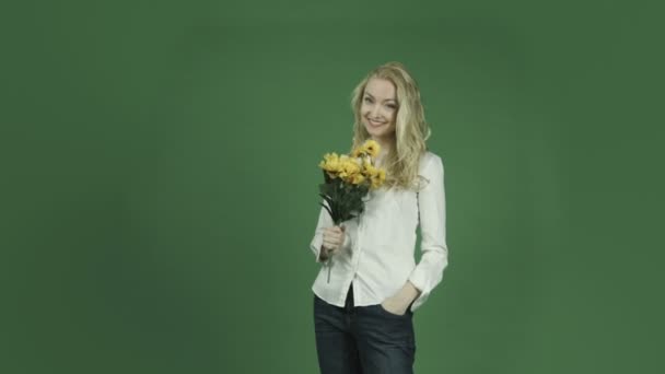 Жінка посміхається квітами — стокове відео