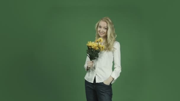 Vrouw die lacht met bloemen — Stockvideo