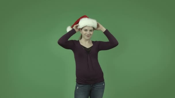 Menina caucasiana em chapéu de Natal — Vídeo de Stock