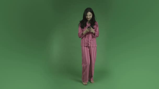 Woman texting mobile phone — Stock Video