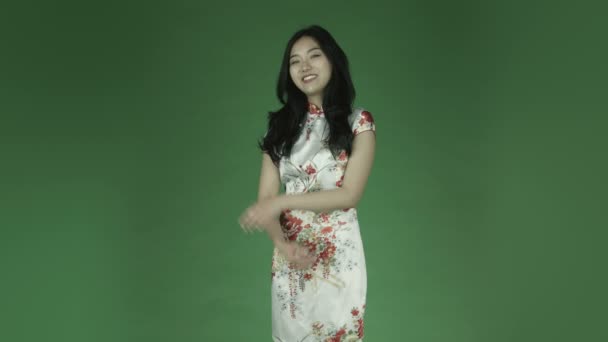 Mujer asiática en vestido chino tradicional — Vídeo de stock