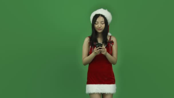 Menina sexy santa claus tomando selfie — Vídeo de Stock