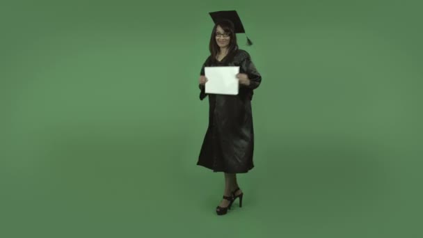 Estudiante graduado con signo en blanco — Vídeo de stock