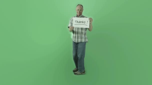 Старший мужчина показывает знак благодарности — стоковое видео