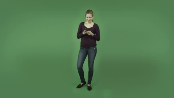 Flicka sändande text e-post — Stockvideo