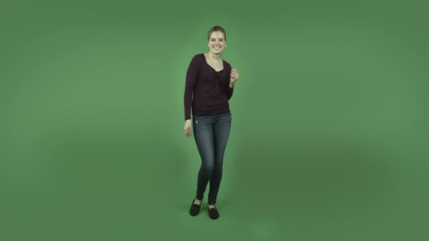 Случайная девушка танцует счастливый танец — стоковое видео