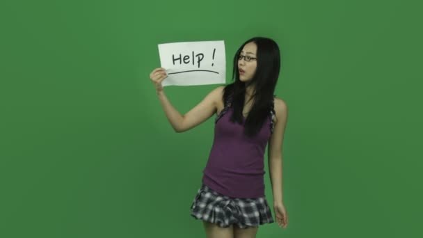 Studentin besorgt mit Hilfeschild — Stockvideo