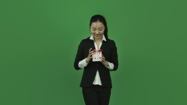 Business woman holding love gift — Stock Video