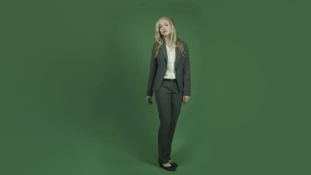 Businesswoman confident with arms crossed — Stock Video