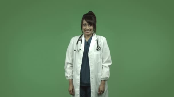 一位女医生用手指交叉 — 图库视频影像