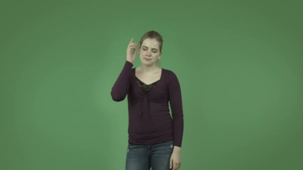 Fille penser et gratter la tête 