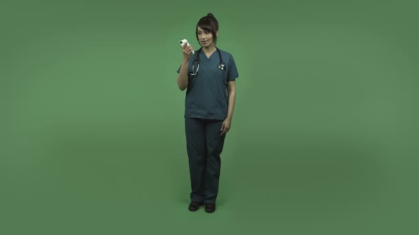 携帯電話でインドの女性医師 — ストック動画