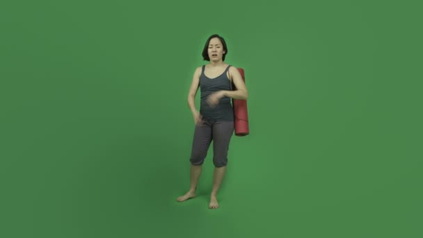 Sporty girl with yoga mat is upset — Stock Video