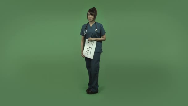 Женщина-врач с табличкой помощи — стоковое видео