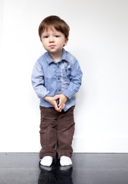 oynayan bir çocuk portresi