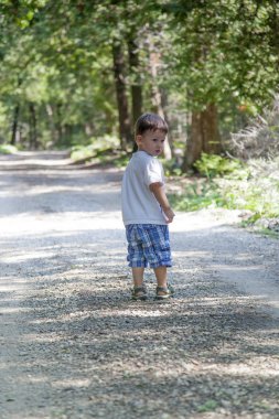 parkta oynayan çocuk