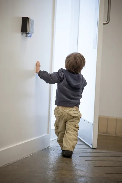 Menino usando uma chave de cartão para abrir uma porta — Fotografia de Stock