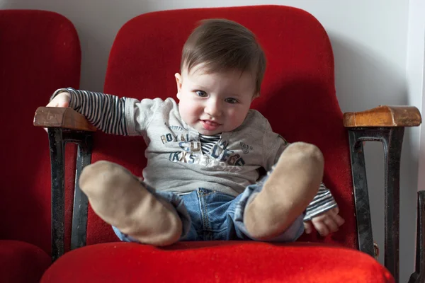 Chlapeček sedí na židli — Stock fotografie