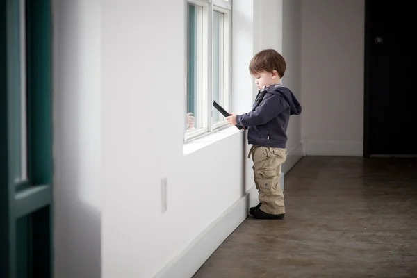 Niño jugando con un mando a distancia — Foto de Stock