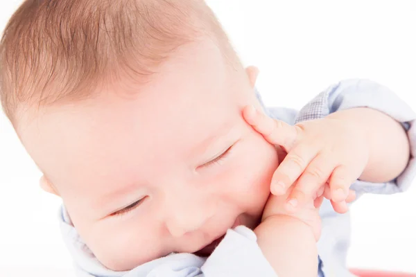 Niño durmiendo en la cama — Foto de Stock