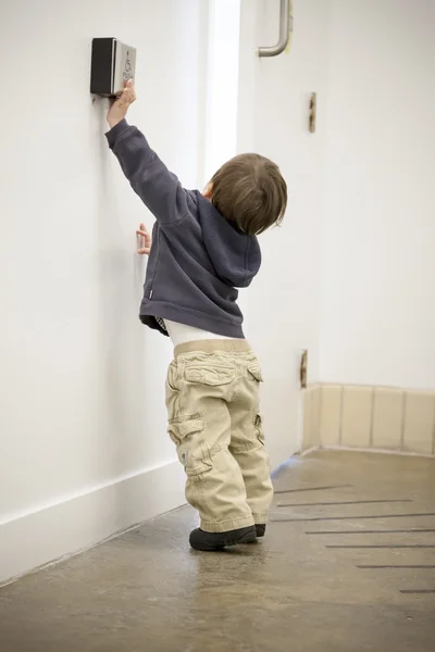 Pojke med en kort nyckel för att öppna en dörr — Stockfoto