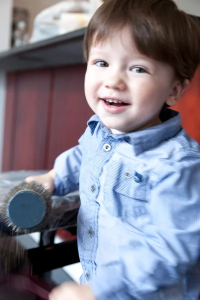 Chlapec hraje a usmívá se — Stock fotografie