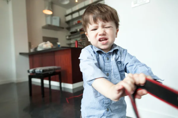 Jongen een zak trekken en te gaan zitten mokken — Stockfoto