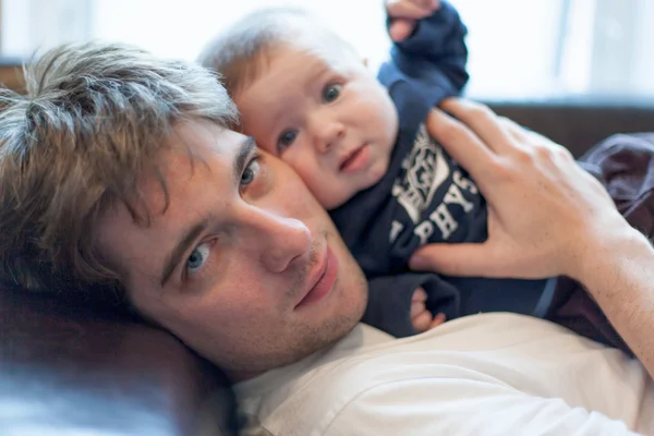 Homme jouant avec son fils bébé — Photo