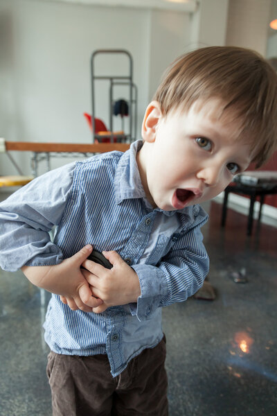 Мальчик прячет игрушку
