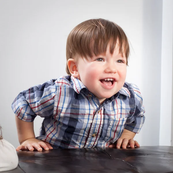 Niño jugando y sonriendo — Foto de Stock