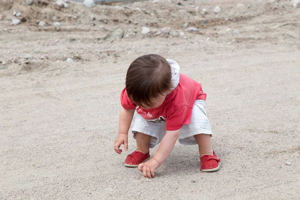 Jongen spelen in straat — Stockfoto