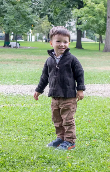 Jongen spelen in een tuin — Stockfoto