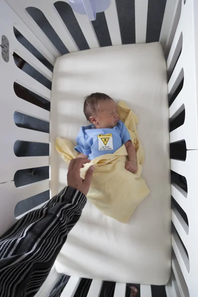 Bebé recién nacido durmiendo en una cuna — Foto de Stock
