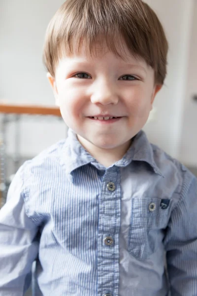 Chlapec hraje a usmívá se — Stock fotografie