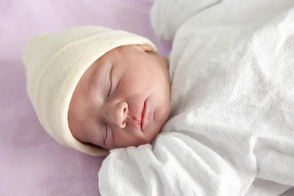 Newborn baby sleeping — Stock Photo, Image