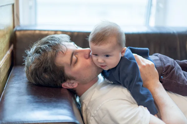 Erkek bebek oğlu ile öpüşme — Stok fotoğraf